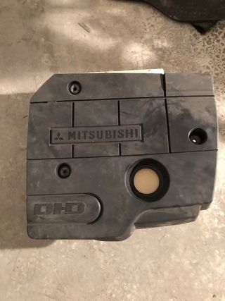 Tapa motor Mitsubishi montero 