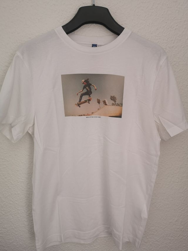 camiseta blanca de verano con estampado de skater