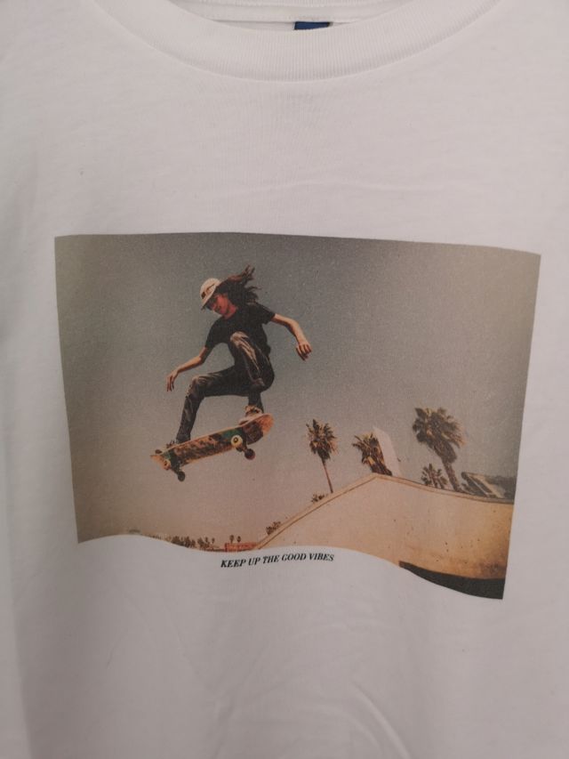 camiseta blanca de verano con estampado de skater