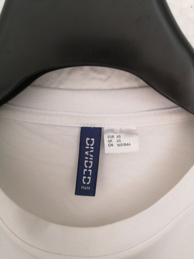 camiseta blanca de verano con estampado de skater