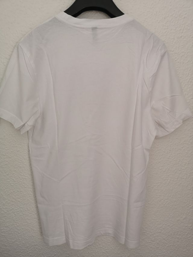 camiseta blanca de verano con estampado de skater