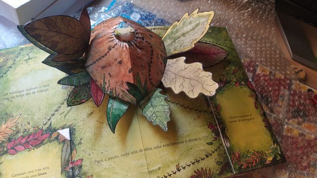 Mientras un lobo le canta a la luna