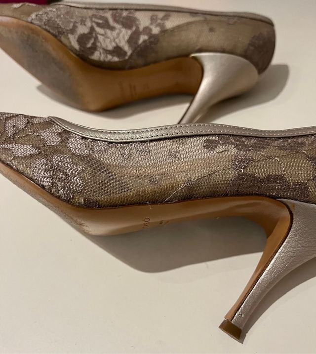 Zapatos salón de piel y encaje dorados de la marca