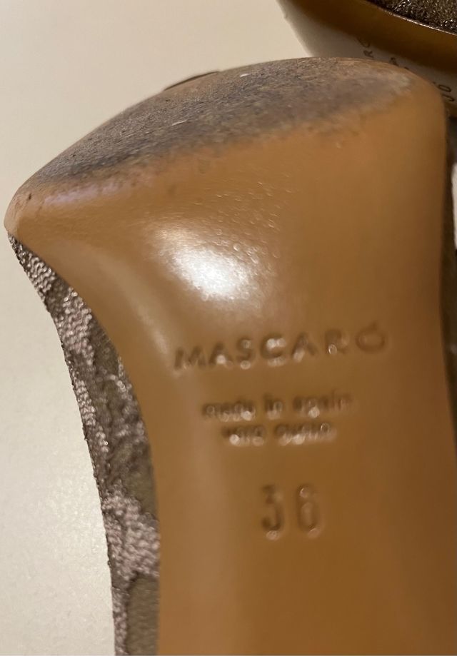 Zapatos salón de piel y encaje dorados de la marca