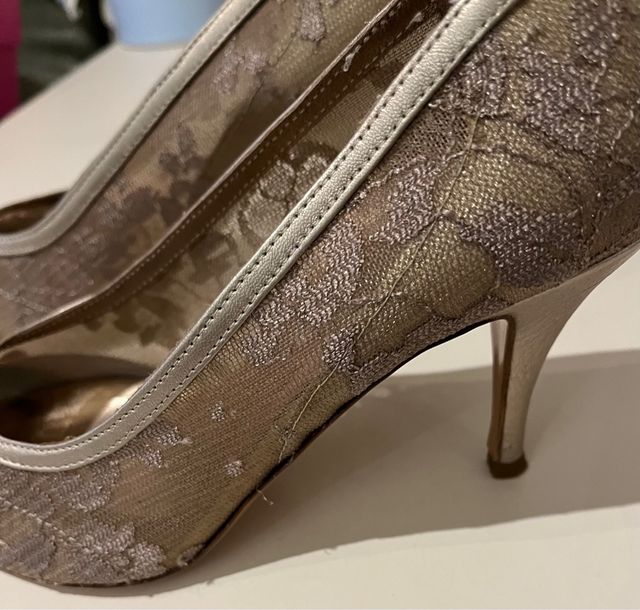 Zapatos salón de piel y encaje dorados de la marca