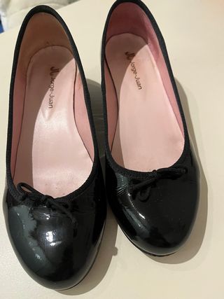 Bailarinas de charol negro con tacón cuña 