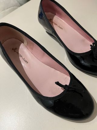 Bailarinas de charol negro con tacón cuña 