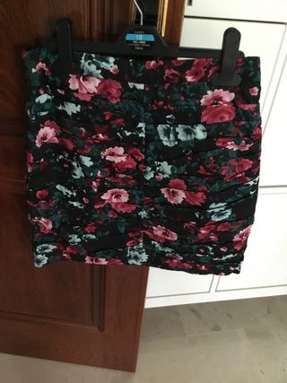 Falda flores de Stradivarius 