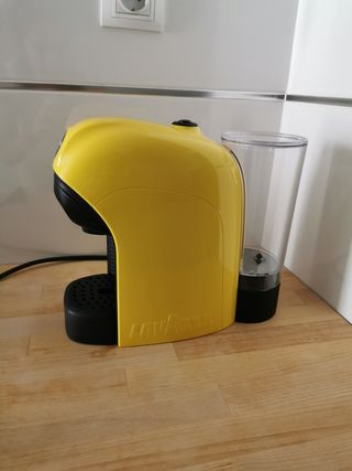 Cafetera cápsulas Lavazza A Modo Mio tiny Amarilla