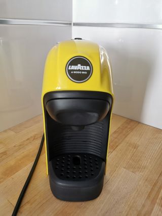 Cafetera cápsulas Lavazza A Modo Mio tiny Amarilla