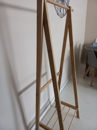 Perchero de madera con zapatero 