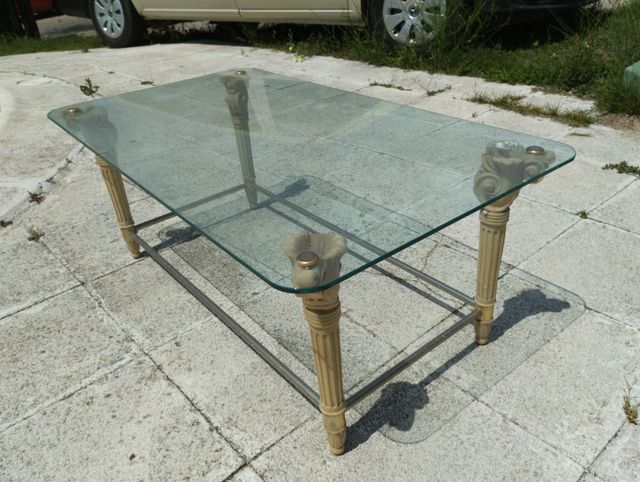 Mesa de vidro com pernas romanas. 30€