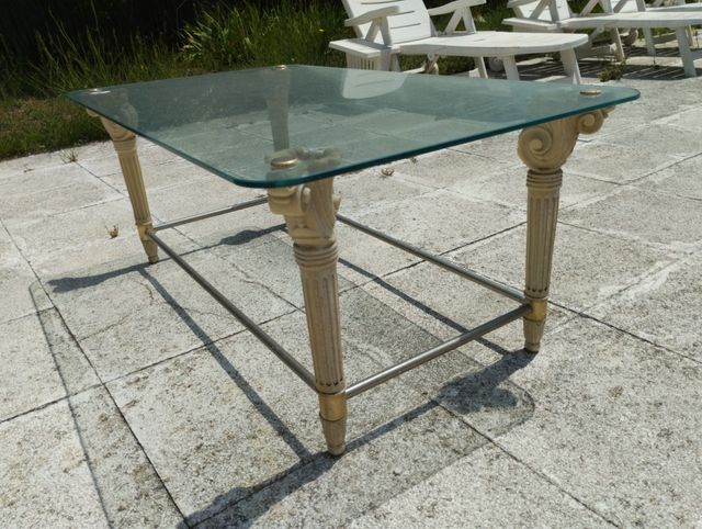 Mesa de vidro com pernas romanas. 30€