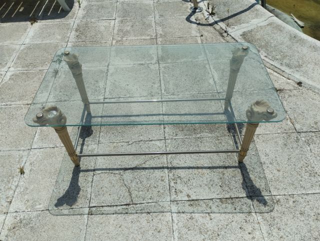 Mesa de vidro com pernas romanas. 30€