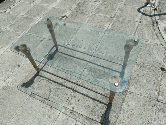 Mesa de vidro com pernas romanas. 30€