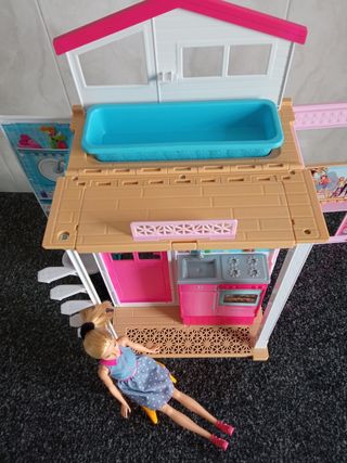 Barbie cocina y casa de dos pisos