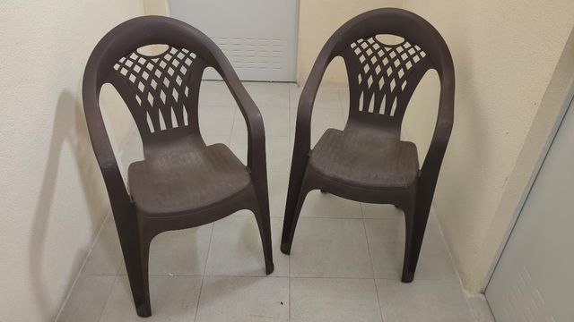 Mesa y sillas de jardín