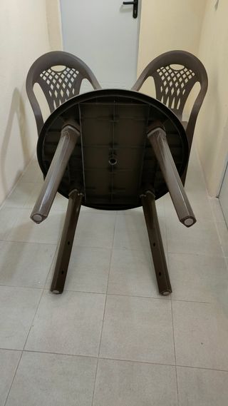 Mesa y sillas de jardín