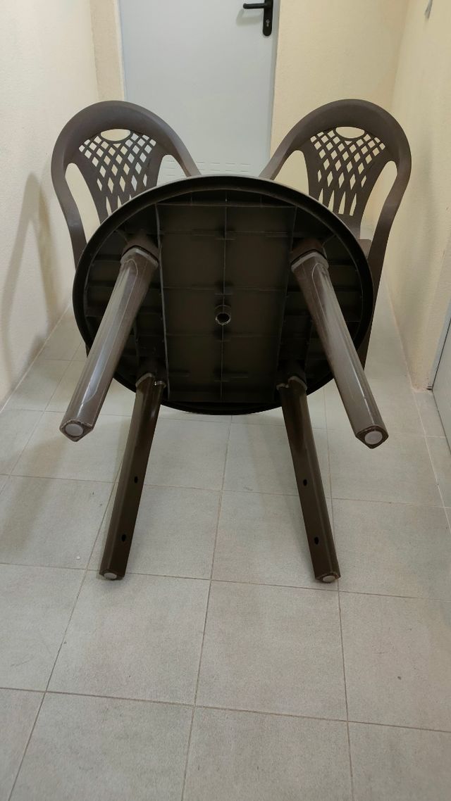 Mesa y sillas de jardín