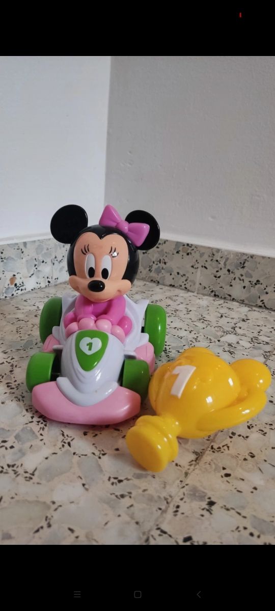 Minnie coche de carreras