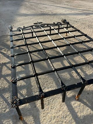 Reja de convento con remate en cruz hecha a fragua