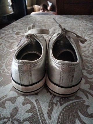 Zapatillas de cordones plateadas. N° 34