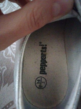Zapatillas de cordones plateadas. N° 34