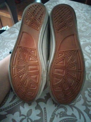 Zapatillas de cordones plateadas. N° 34