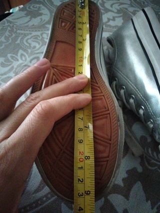 Zapatillas de cordones plateadas. N° 34