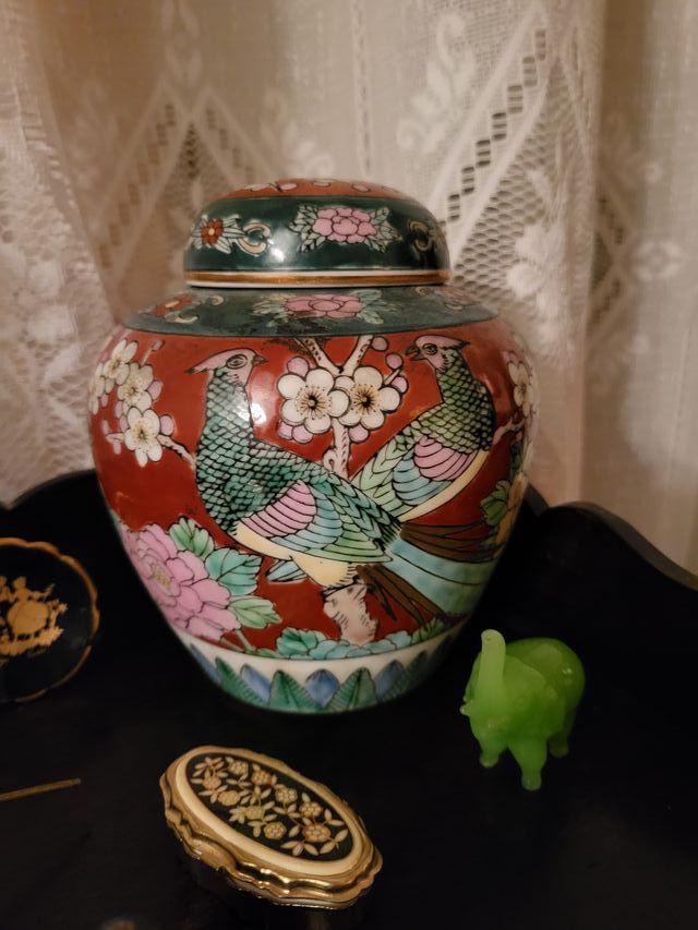 Antiguo pote de cerámica japonesa esmalta con tapa