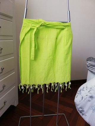 Falda pareo verde lima El Corte Inglés.