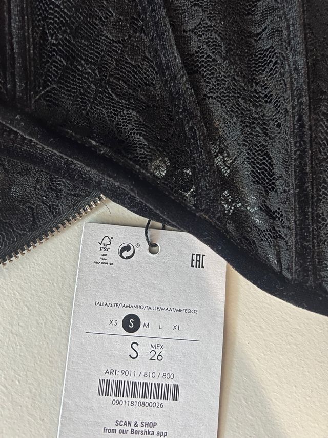 Corse negro nuevo con etiqueta