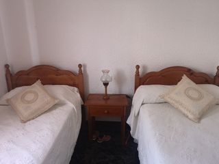 conjunto camas, mesita y armario