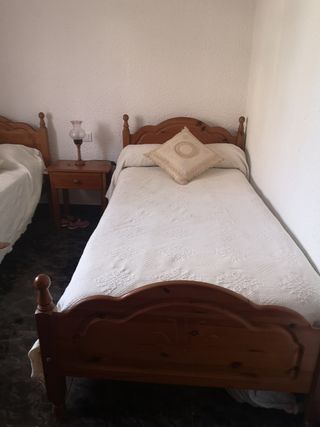 conjunto camas, mesita y armario