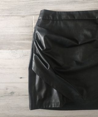 Minifalda negra cuero
