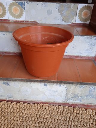 Maceta grande.