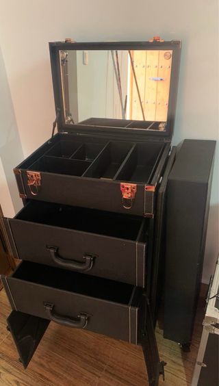 Maletín y carro de maquillaje