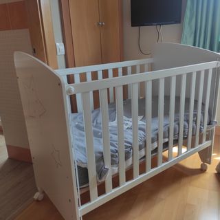 Cuna madera blanca