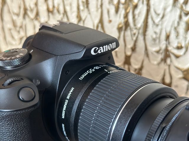 Canon Eos 2000D y Accesorios