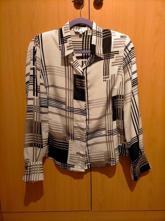 Camisa blanco y negro geométrica