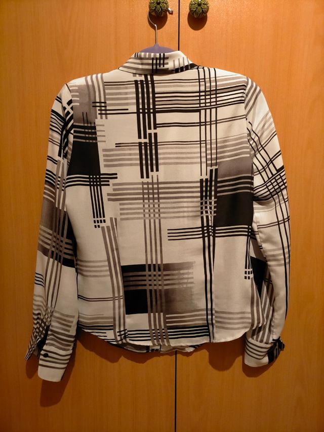 Camisa blanco y negro geométrica