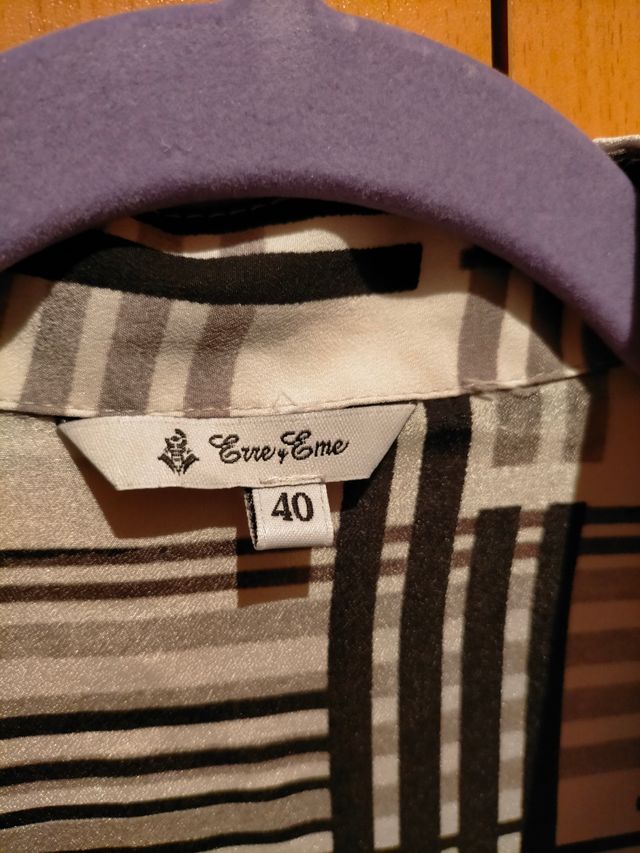 Camisa blanco y negro geométrica