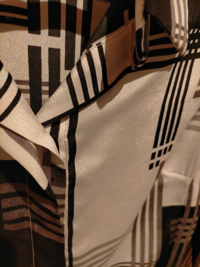 Camisa blanco y negro geométrica