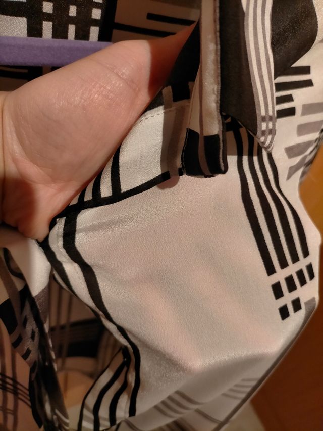 Camisa blanco y negro geométrica