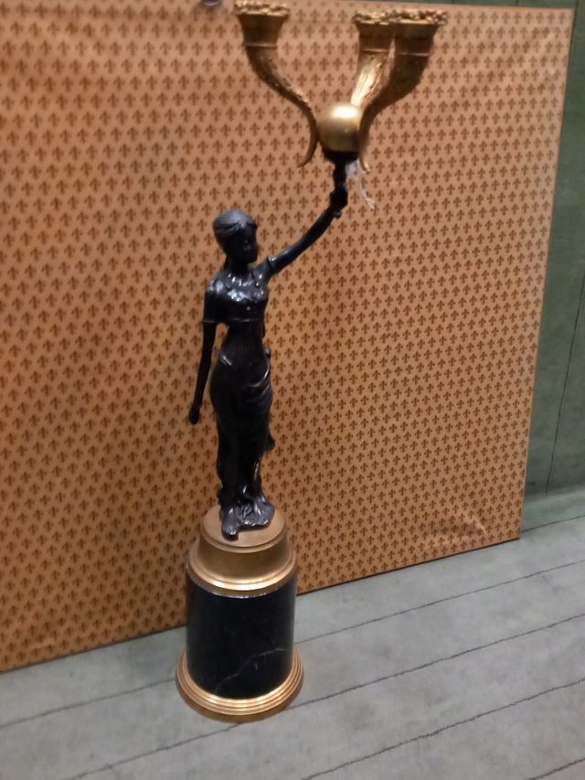 Candelabro in bronzo.