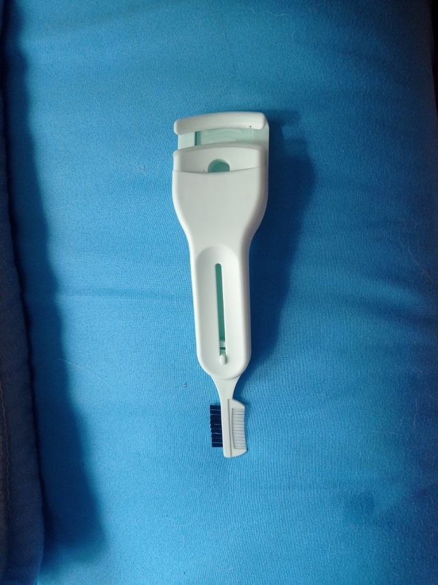 rizador de pestañas con cepillo