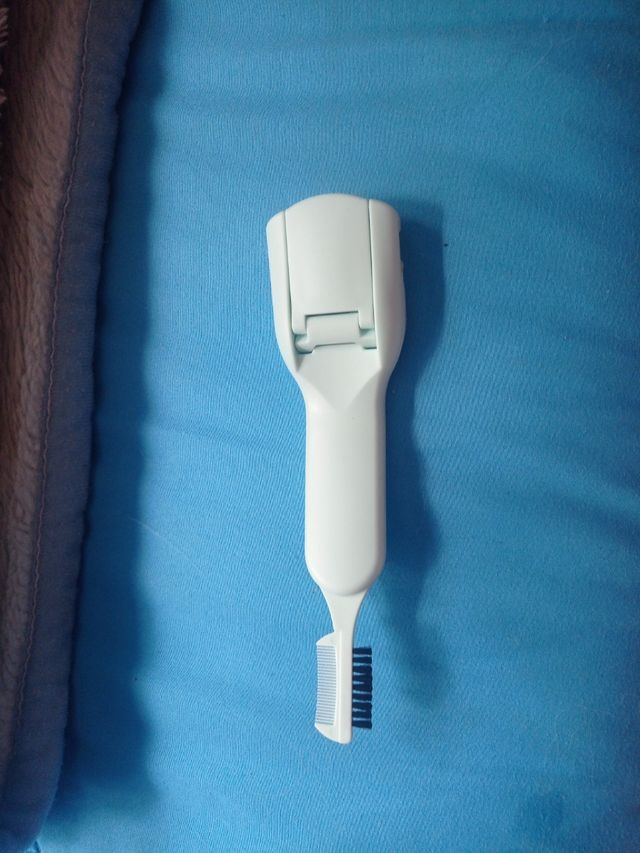 rizador de pestañas con cepillo