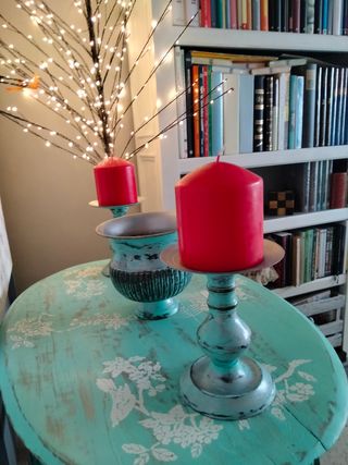 Candelieri e vaso in metallo