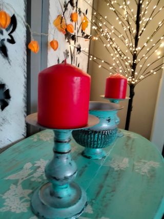 Candelieri e vaso in metallo