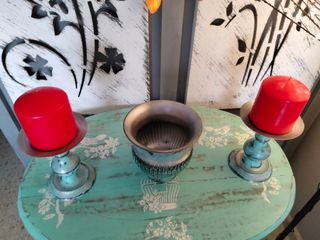 Candelieri e vaso in metallo